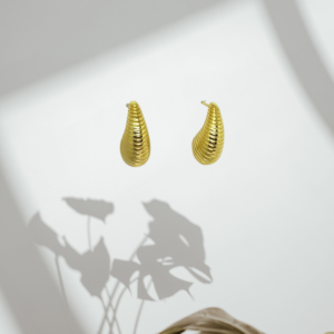 Aretes de gota con textura rayada