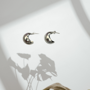 ARETES MEDIA LUNA PLATEADO